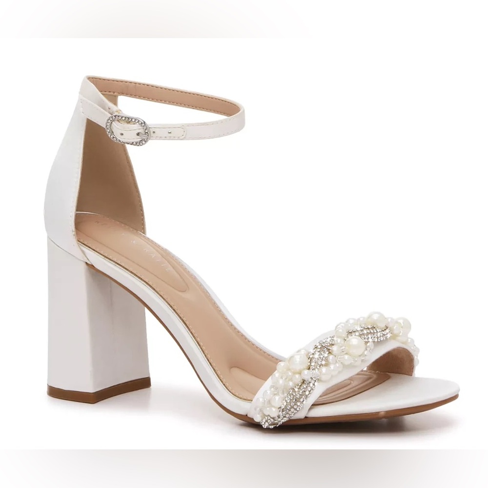 Size 7 Kelly & Katie White Satin Heel
